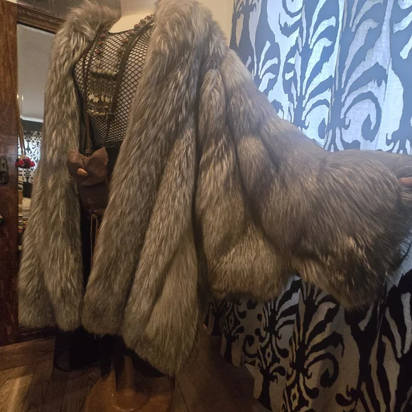 Luxurious Fox Fur Coat - Gray - Picture 8 of 16